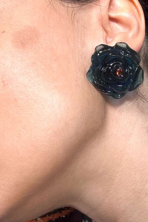 kolczyki  ciemny niebieski, klipsy kwiatki, kolczyki transparentne, kolczyki z cyrkonią, biżuteria handmade, biżuteria z żywicy, kolczyki bez dziurek, lekkie kolczyki, komplet biżuterii z pierścionkiem, kolczyki CACKO