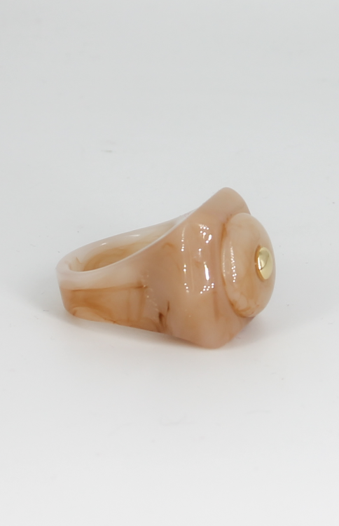 pierscionek nude marmurkowy zlota kropka.png